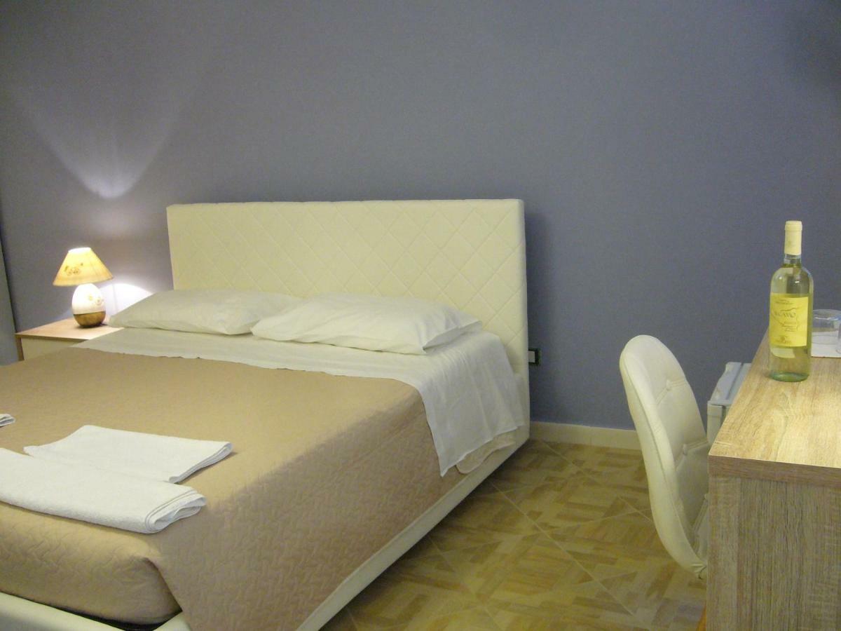 Casaleo Hotel กัมโปเฟลิเช ดิ โรชเชลลา ภายนอก รูปภาพ